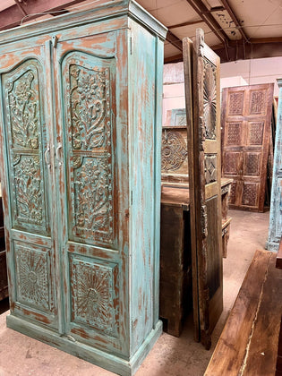  Vintage Elegance: Antique Wardrobe Armoires for Old-World Eclectic Interiors